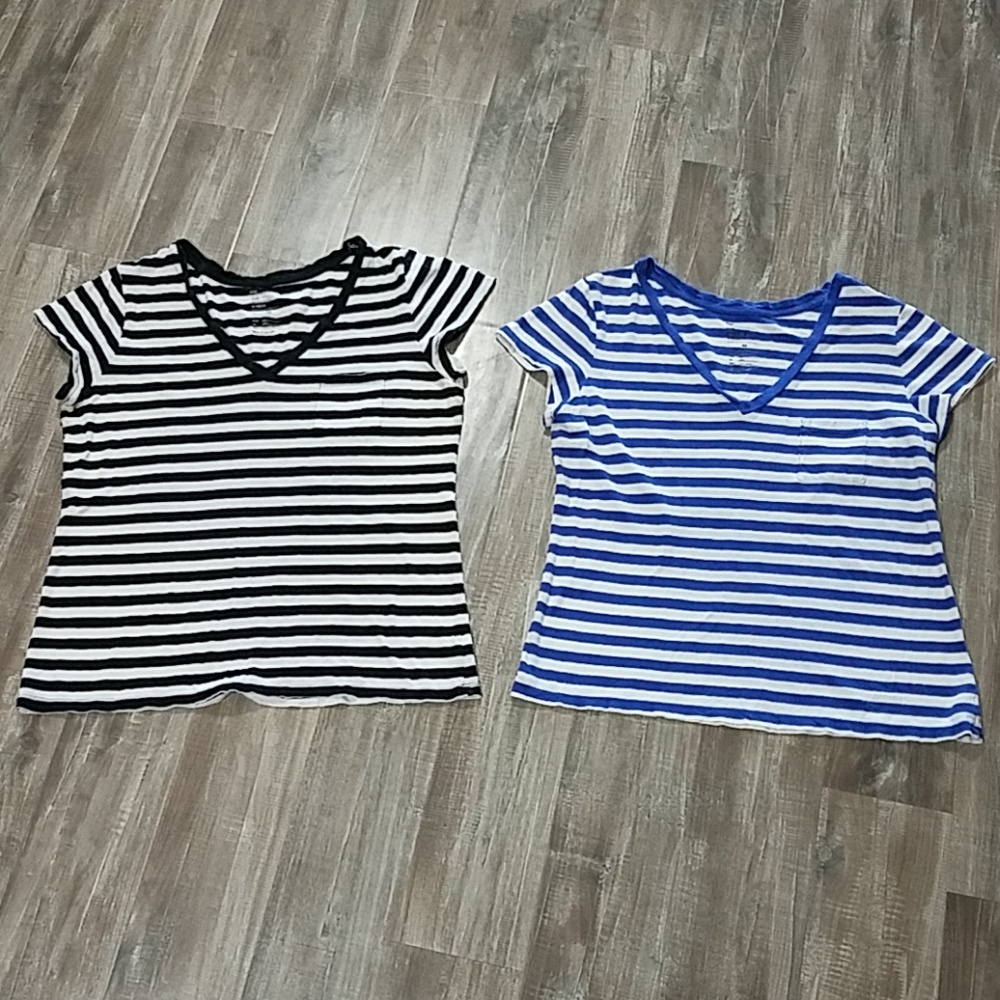 2 Gap Essential V-Neck pocket Tee